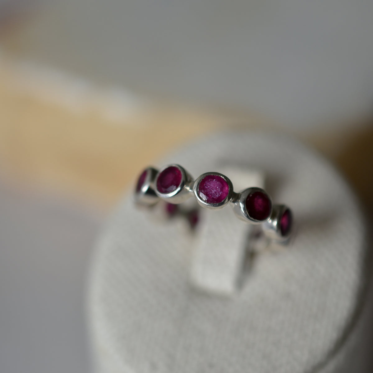 Anillo cintillo rubí