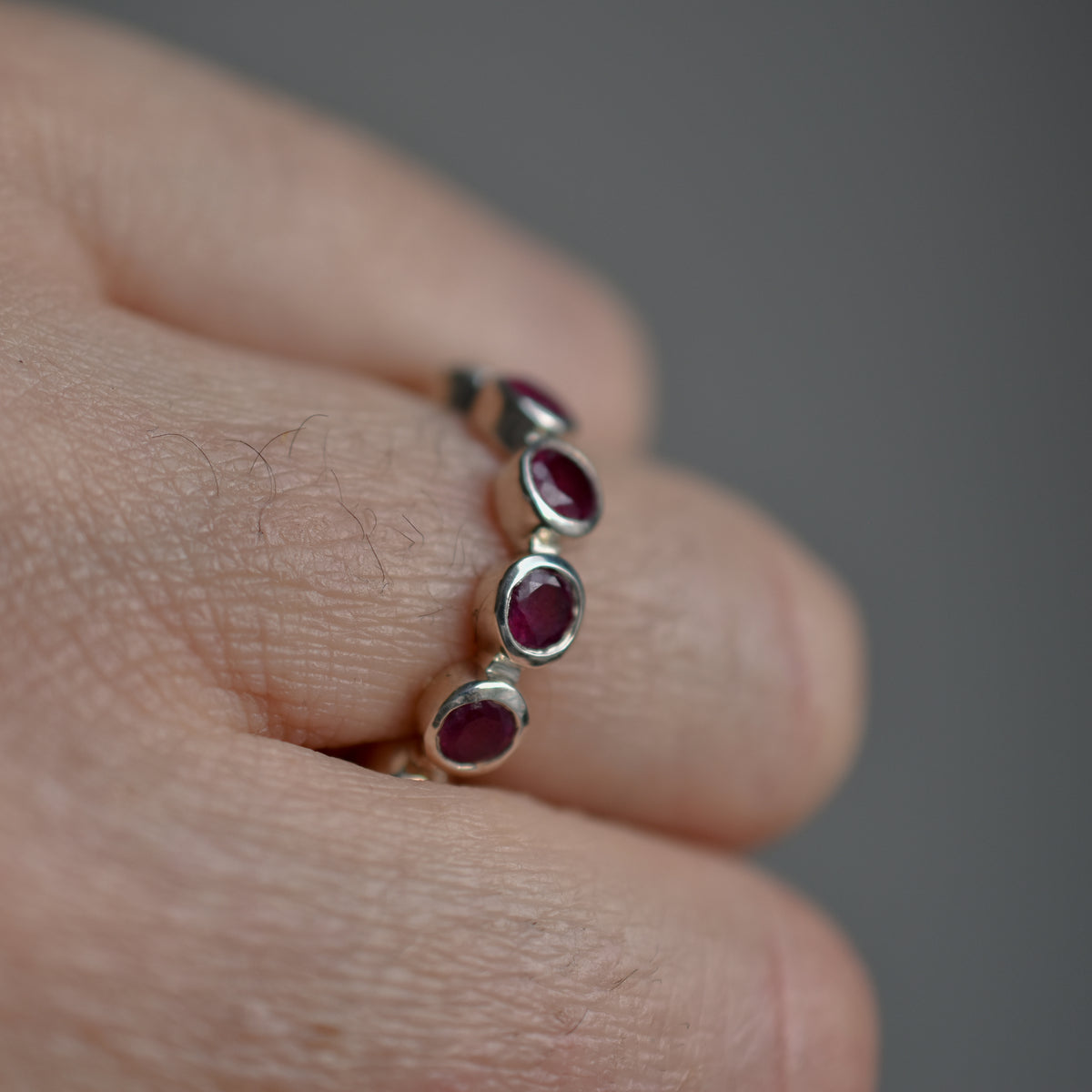 Anillo cintillo rubí