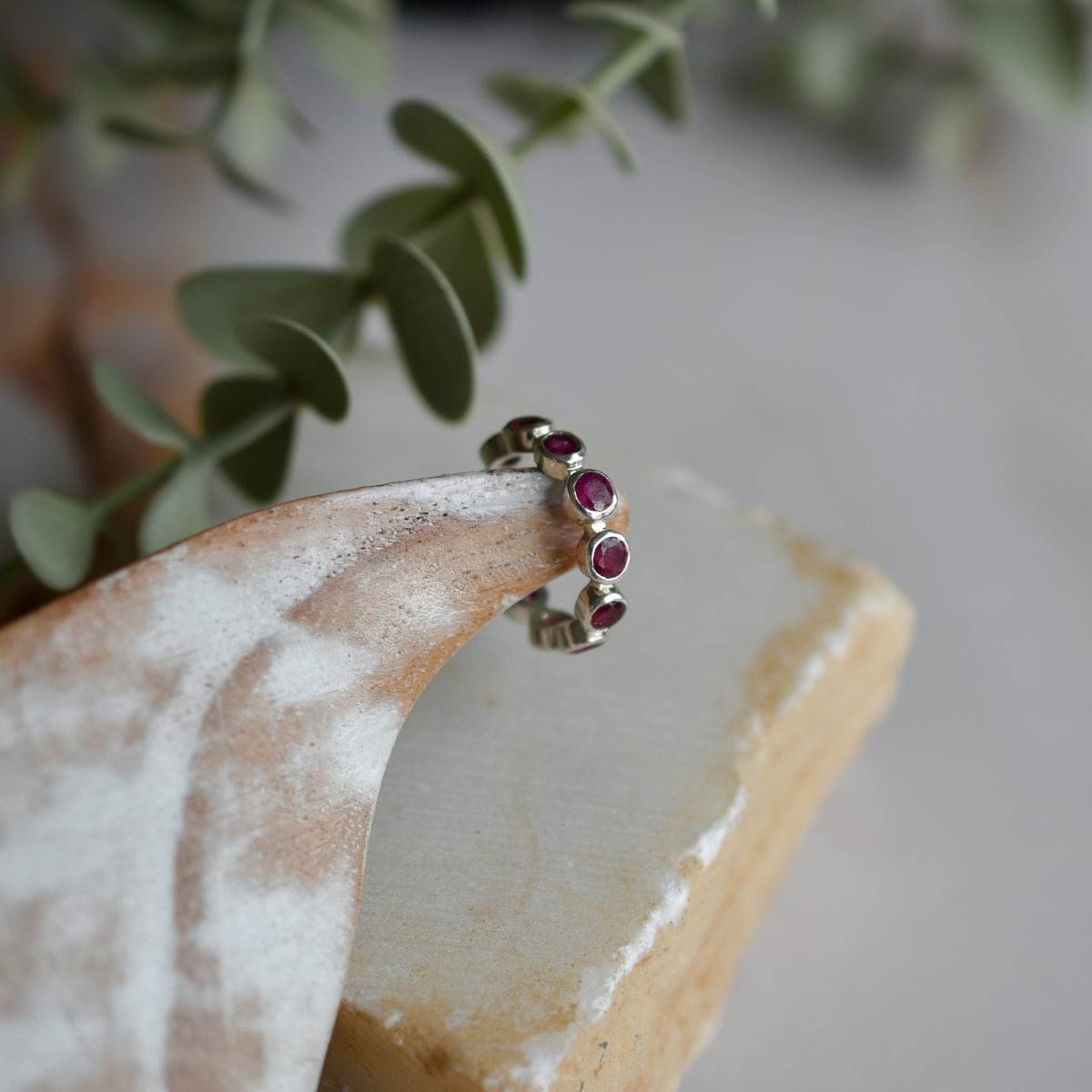Anillo cintillo rubí