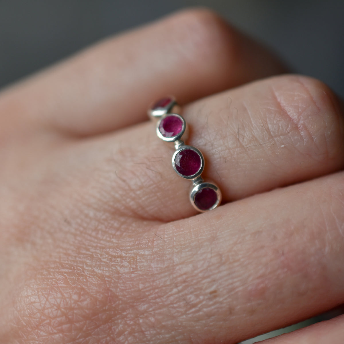 Anillo cintillo rubí